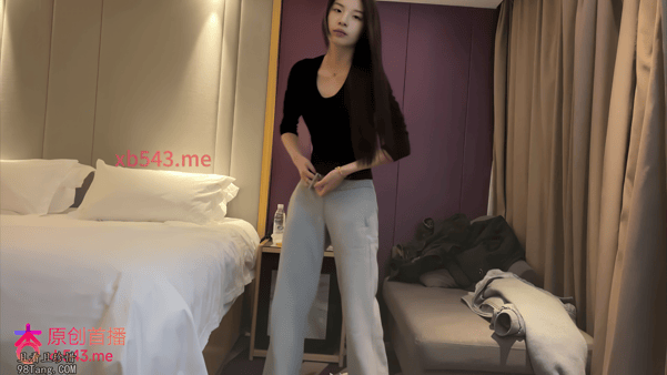 探花【阿宾】今天约了个大圈白虎美女,身材超级苗条,上粉下紧水超多,后面拔套搞了几分钟被发现了,还没射就不让搞了