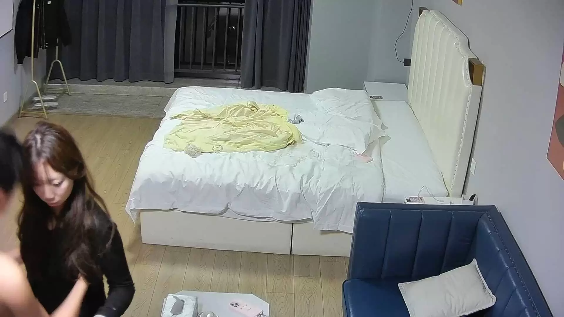 最新流出酒店偷拍甜美乖乖女嘚瑟被男友抱摔在床按住难逃啪啪高清完整版(11V)